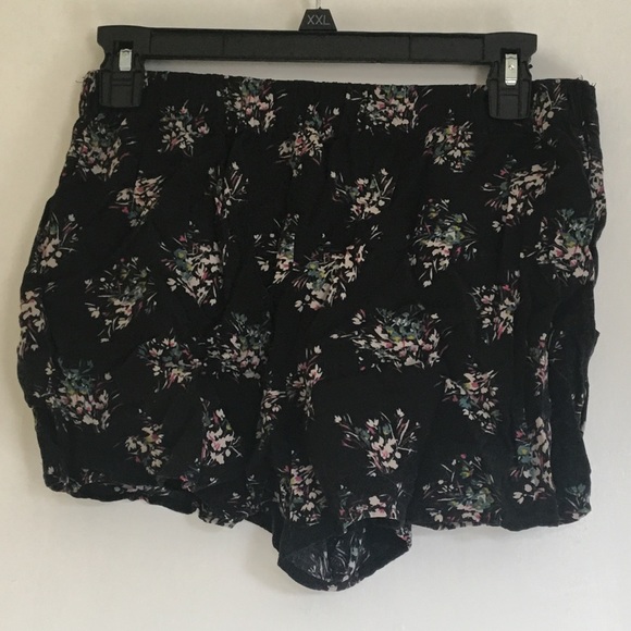 Black flowery shorts - Picture 2 of 4